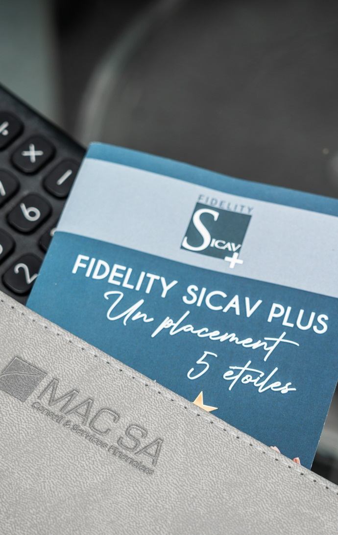 Brochure Fidelity SICAV Plus glissée dans une pochette MAC SA