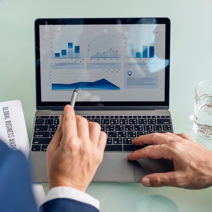 Graphiques de performance consultés sur un ordinateur portable
