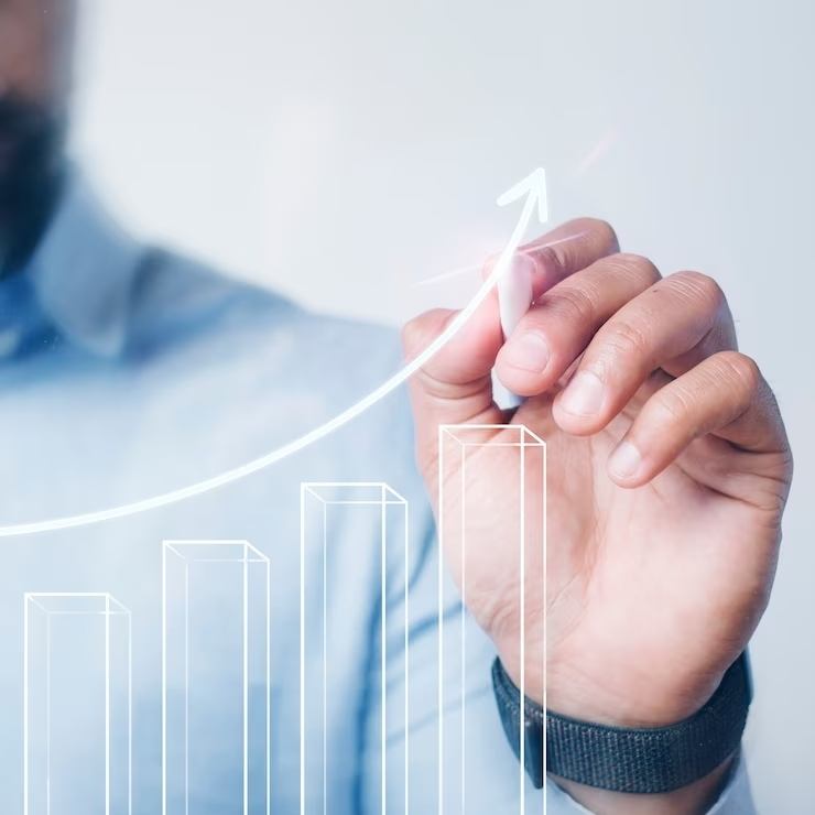 Une main trace une courbe de croissance au-dessus d’un histogramme